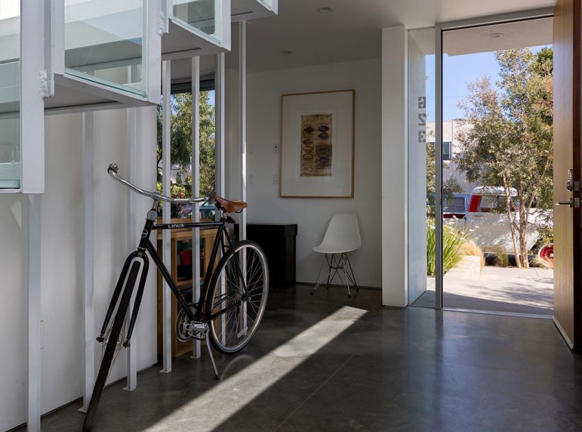 An Elegant, Classy and Sophisticated Home with Suspended Staircase in Los Angeles by Dimster Architecture (3)