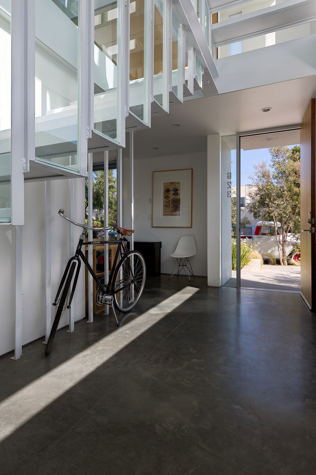 An Elegant, Classy and Sophisticated Home with Suspended Staircase in Los Angeles by Dimster Architecture (3)