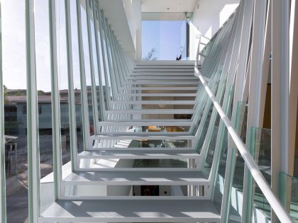 An Elegant, Classy and Sophisticated Home with Suspended Staircase in Los Angeles by Dimster Architecture (9)