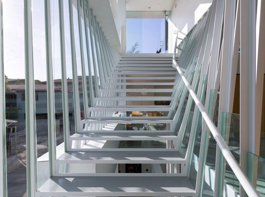 An Elegant, Classy and Sophisticated Home with Suspended Staircase in Los Angeles by Dimster Architecture (9)