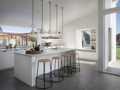 An Elegant Contemporary Barn-Style Home for a Young Family with Three Children in Petaluma by Turnbull Griffin Haesloop Architects (10)