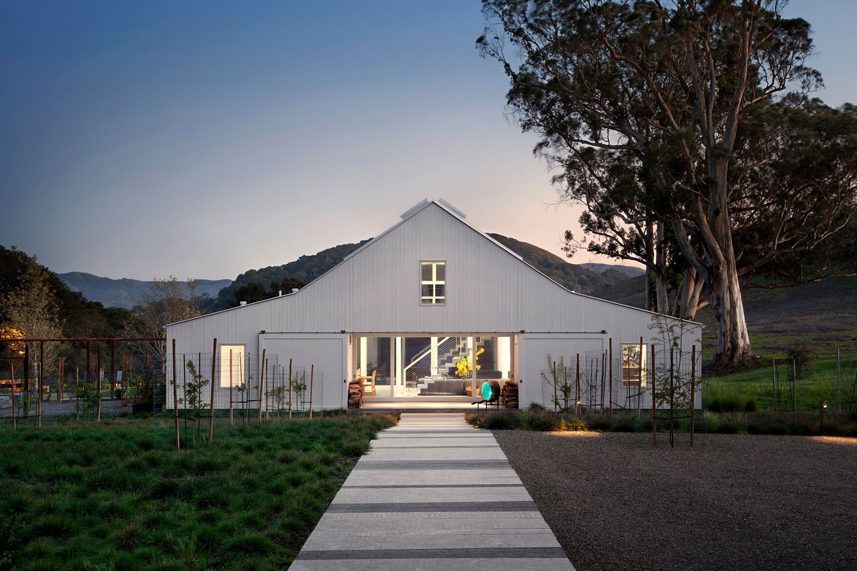 An Elegant Contemporary Barn-Style Home for a Young Family with Three Children in Petaluma by Turnbull Griffin Haesloop Architects (2)