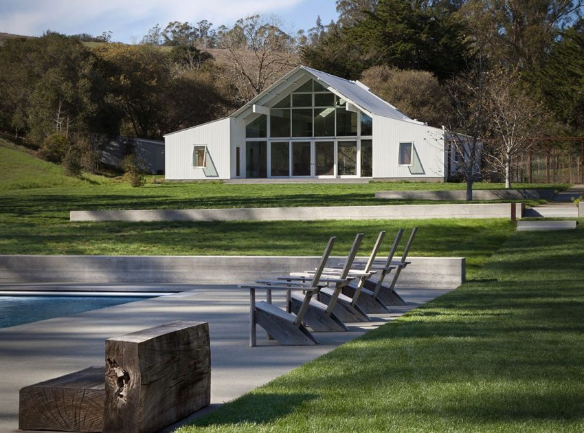 An Elegant Contemporary Barn-Style Home for a Young Family with Three Children in Petaluma by Turnbull Griffin Haesloop Architects (3)