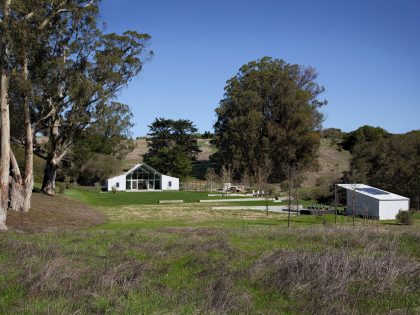 An Elegant Contemporary Barn-Style Home for a Young Family with Three Children in Petaluma by Turnbull Griffin Haesloop Architects (4)