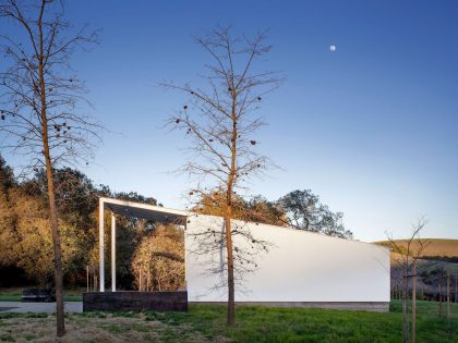 An Elegant Contemporary Barn-Style Home for a Young Family with Three Children in Petaluma by Turnbull Griffin Haesloop Architects (5)