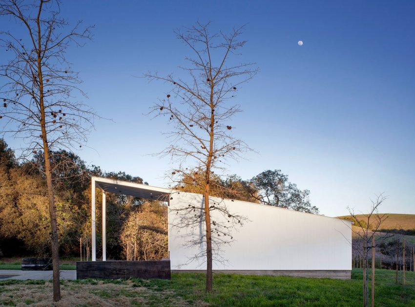 An Elegant Contemporary Barn-Style Home for a Young Family with Three Children in Petaluma by Turnbull Griffin Haesloop Architects (5)