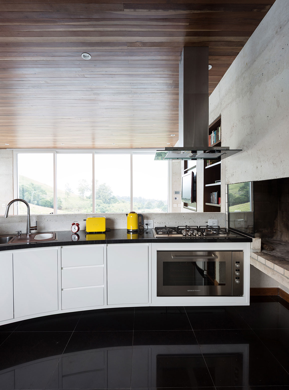 An Elegant Contemporary Home Built From White Concrete in Rio Grande do Sul by Boa Arquitetura (11)