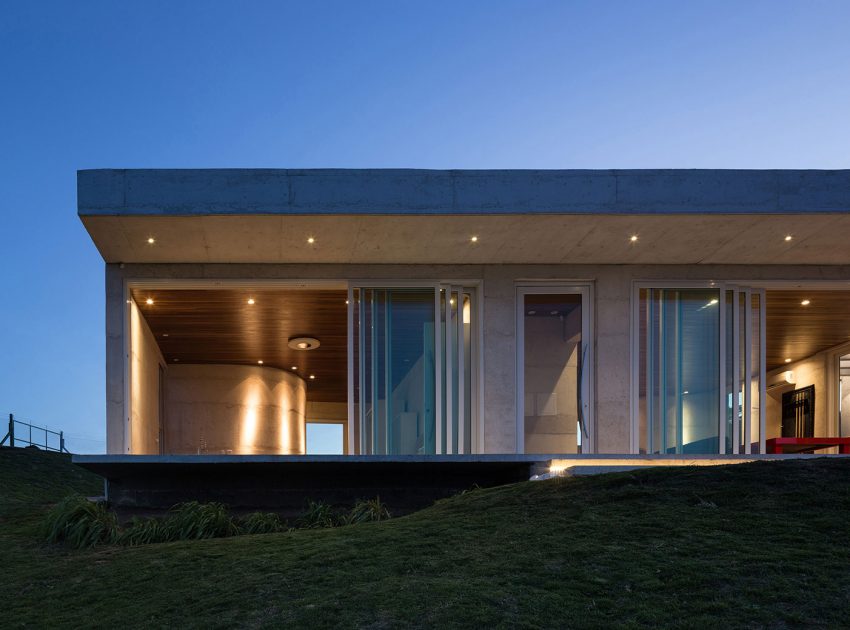 An Elegant Contemporary Home Built From White Concrete in Rio Grande do Sul by Boa Arquitetura (16)