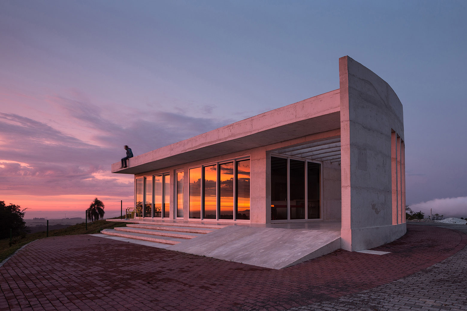 An Elegant Contemporary Home Built From White Concrete in Rio Grande do Sul by Boa Arquitetura (17)