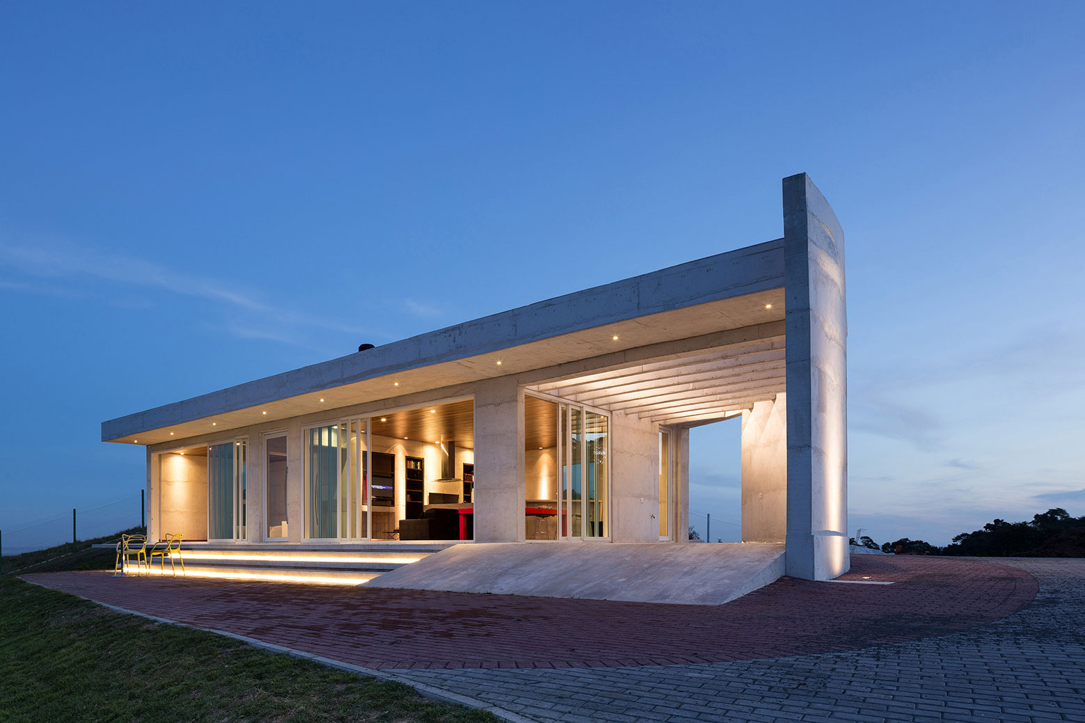 An Elegant Contemporary Home Built From White Concrete in Rio Grande do Sul by Boa Arquitetura (18)