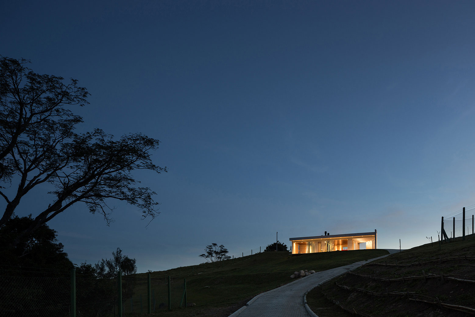 An Elegant Contemporary Home Built From White Concrete in Rio Grande do Sul by Boa Arquitetura (21)