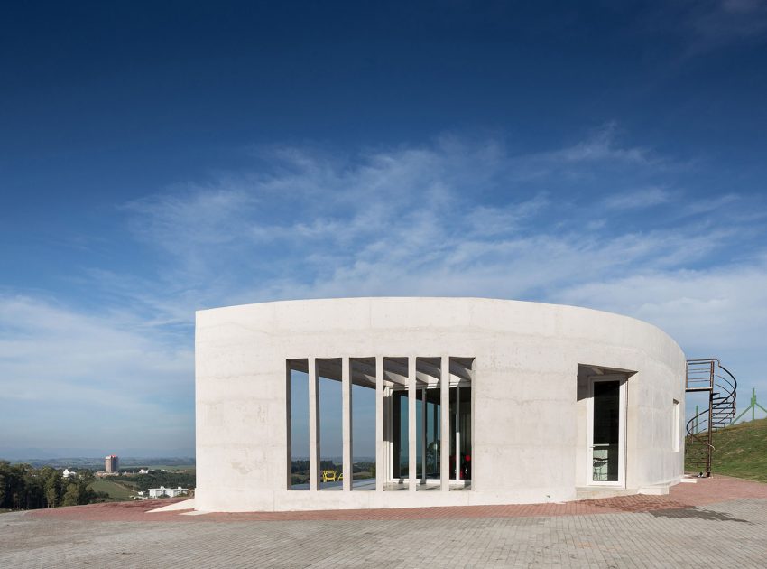 An Elegant Contemporary Home Built From White Concrete in Rio Grande do Sul by Boa Arquitetura (4)