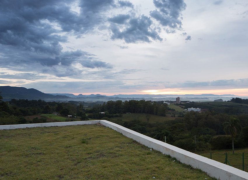 An Elegant Contemporary Home Built From White Concrete in Rio Grande do Sul by Boa Arquitetura (7)