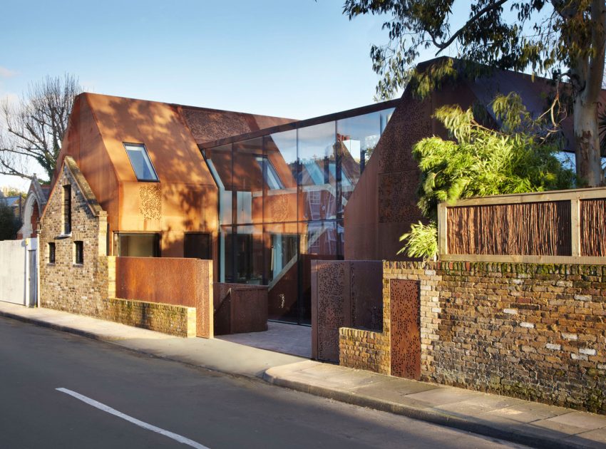 An Elegant Contemporary Home Made of Sculptural Weathering Steel in Kew, England by Piercy&Company (1)