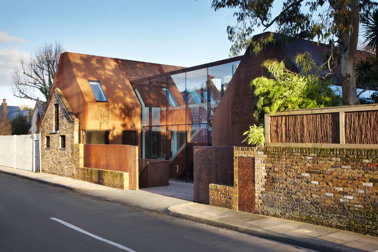 An Elegant Contemporary Home Made of Sculptural Weathering Steel in Kew, England by Piercy&Company (1)