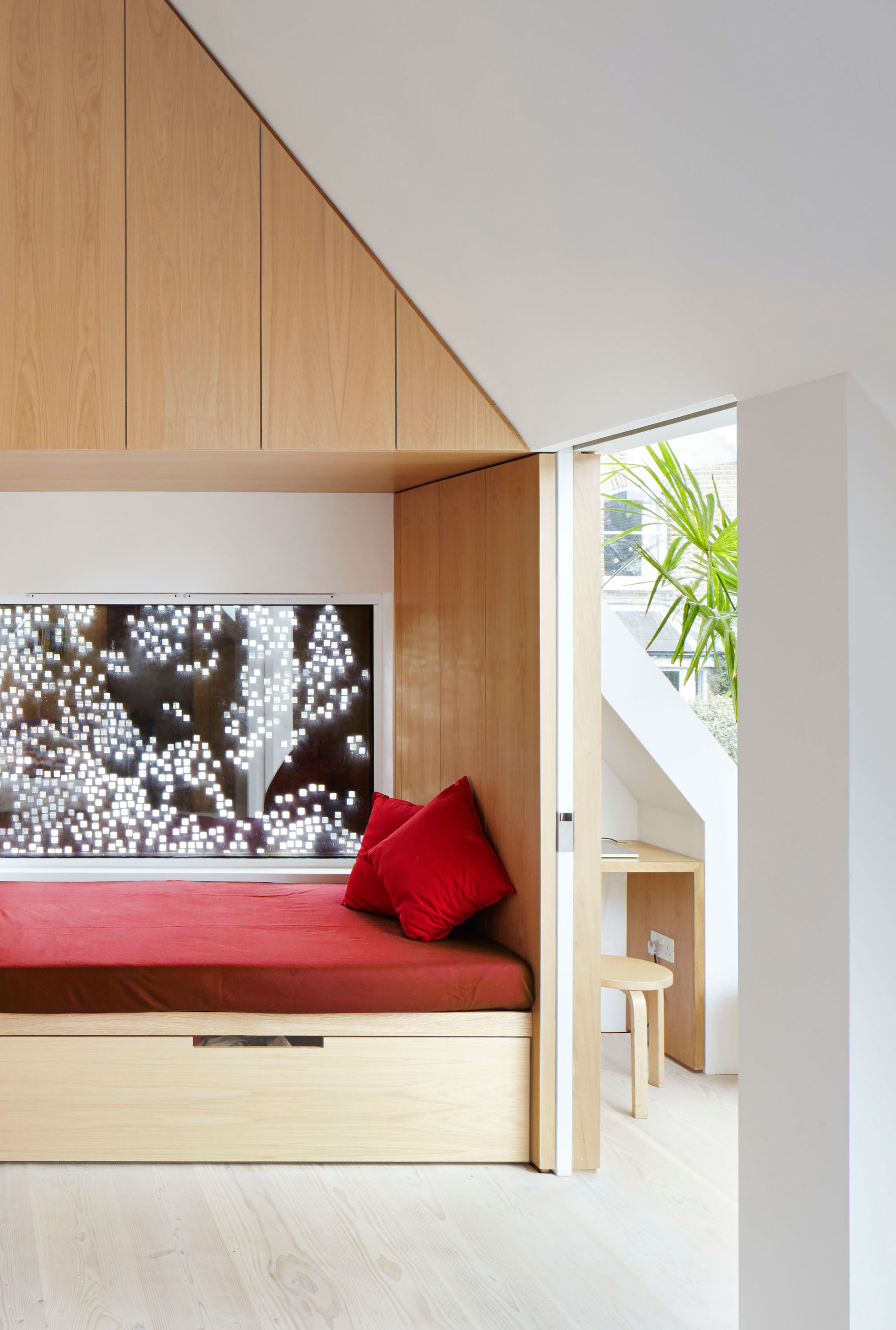 An Elegant Contemporary Home Made of Sculptural Weathering Steel in Kew, England by Piercy&Company (10)