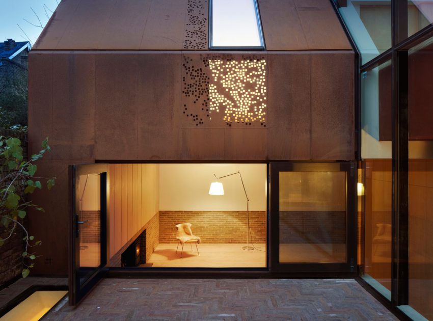 An Elegant Contemporary Home Made of Sculptural Weathering Steel in Kew, England by Piercy&Company (11)