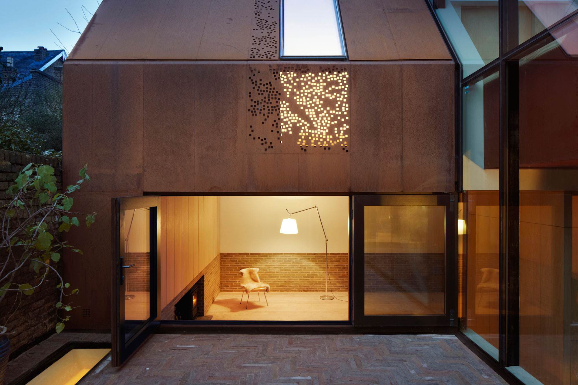 An Elegant Contemporary Home Made of Sculptural Weathering Steel in Kew, England by Piercy&Company (11)