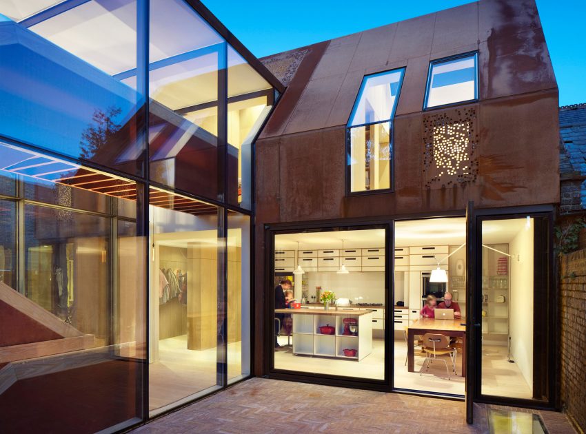 An Elegant Contemporary Home Made of Sculptural Weathering Steel in Kew, England by Piercy&Company (12)