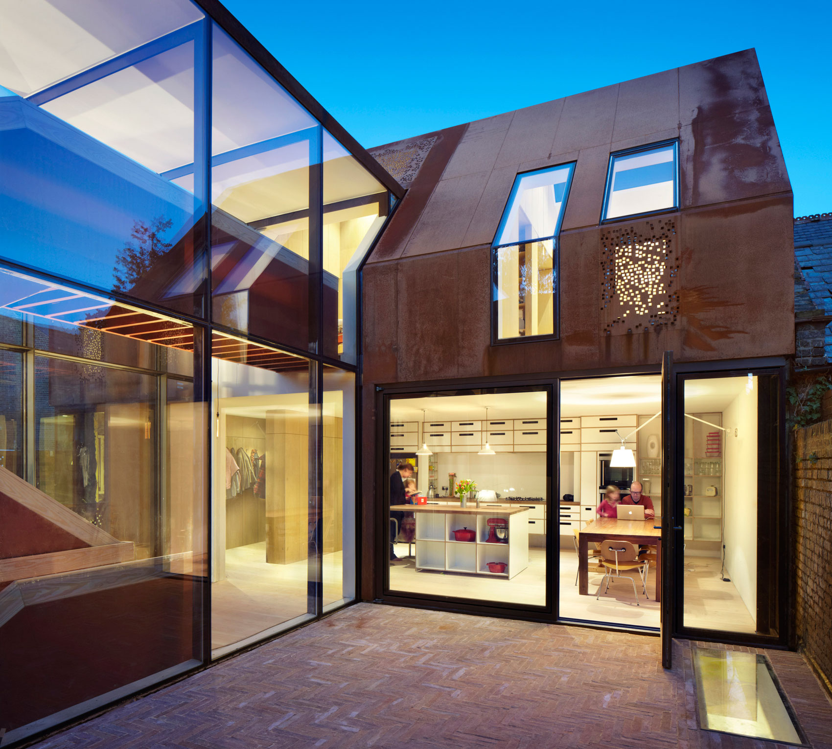 An Elegant Contemporary Home Made of Sculptural Weathering Steel in Kew, England by Piercy&Company (12)