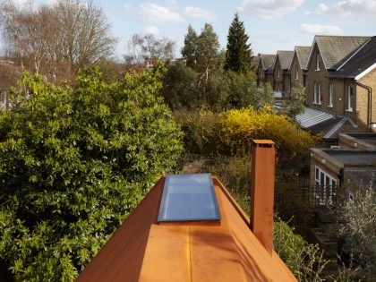 An Elegant Contemporary Home Made of Sculptural Weathering Steel in Kew, England by Piercy&Company (2)