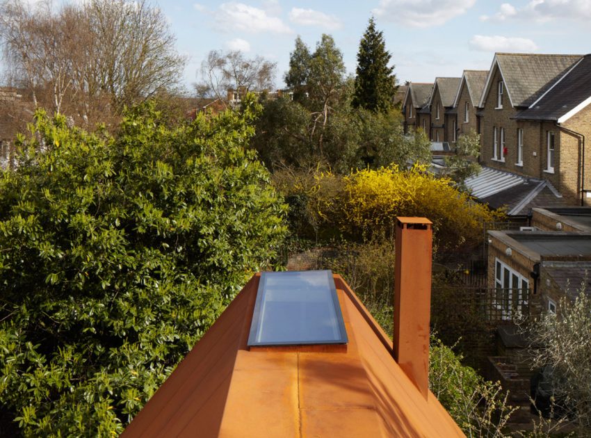 An Elegant Contemporary Home Made of Sculptural Weathering Steel in Kew, England by Piercy&Company (2)