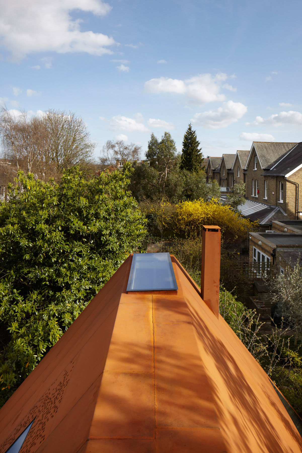 An Elegant Contemporary Home Made of Sculptural Weathering Steel in Kew, England by Piercy&Company (2)
