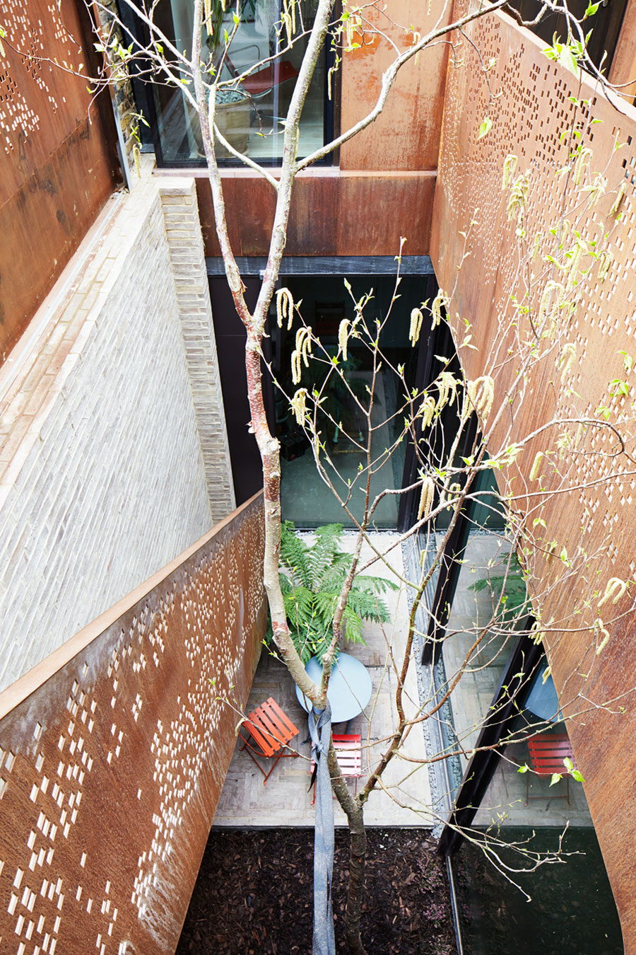 An Elegant Contemporary Home Made of Sculptural Weathering Steel in Kew, England by Piercy&Company (3)