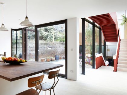 An Elegant Contemporary Home Made of Sculptural Weathering Steel in Kew, England by Piercy&Company (5)