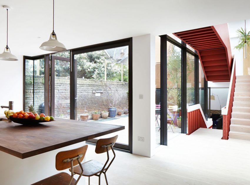 An Elegant Contemporary Home Made of Sculptural Weathering Steel in Kew, England by Piercy&Company (5)