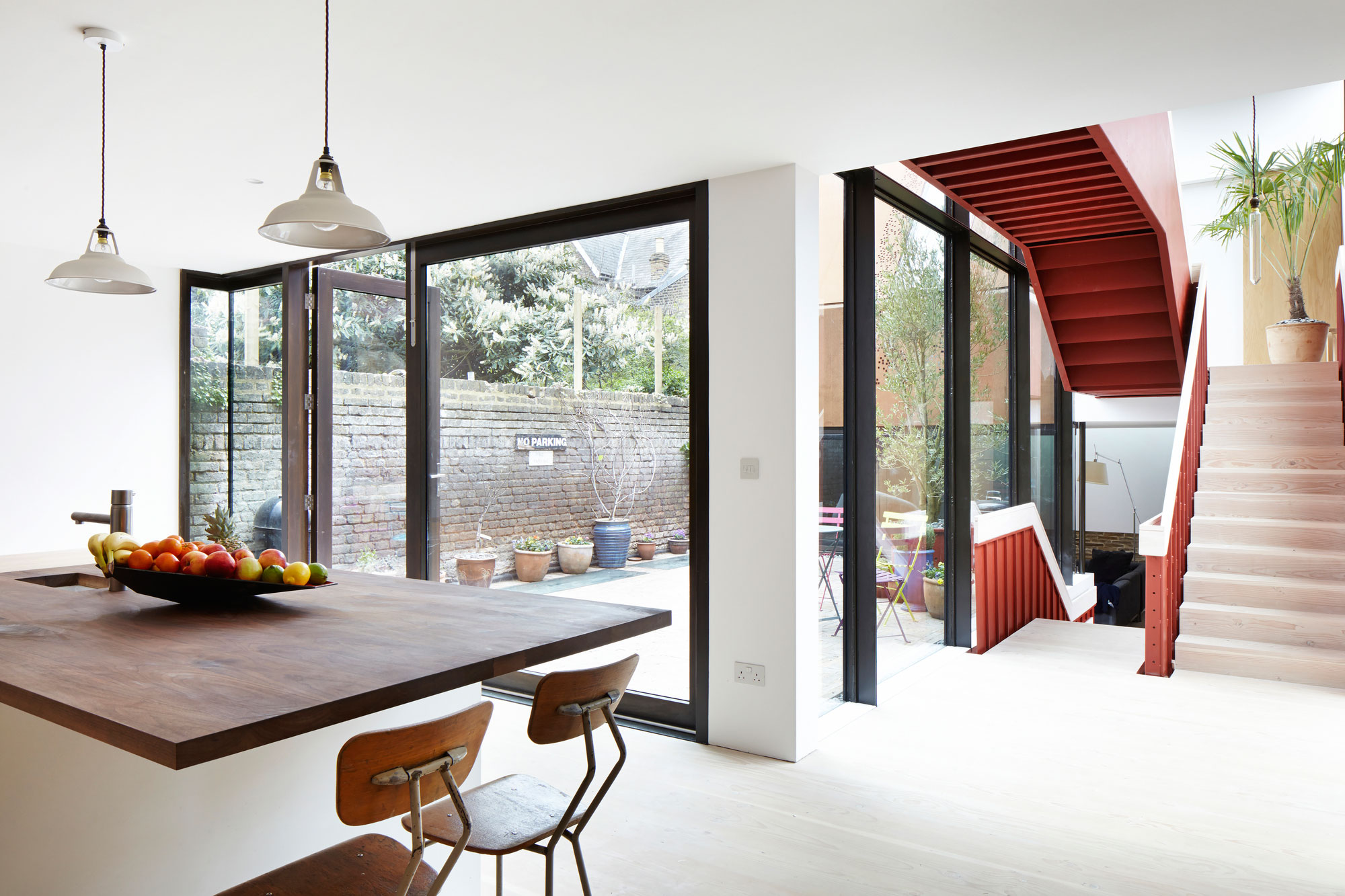 An Elegant Contemporary Home Made of Sculptural Weathering Steel in Kew, England by Piercy&Company (5)