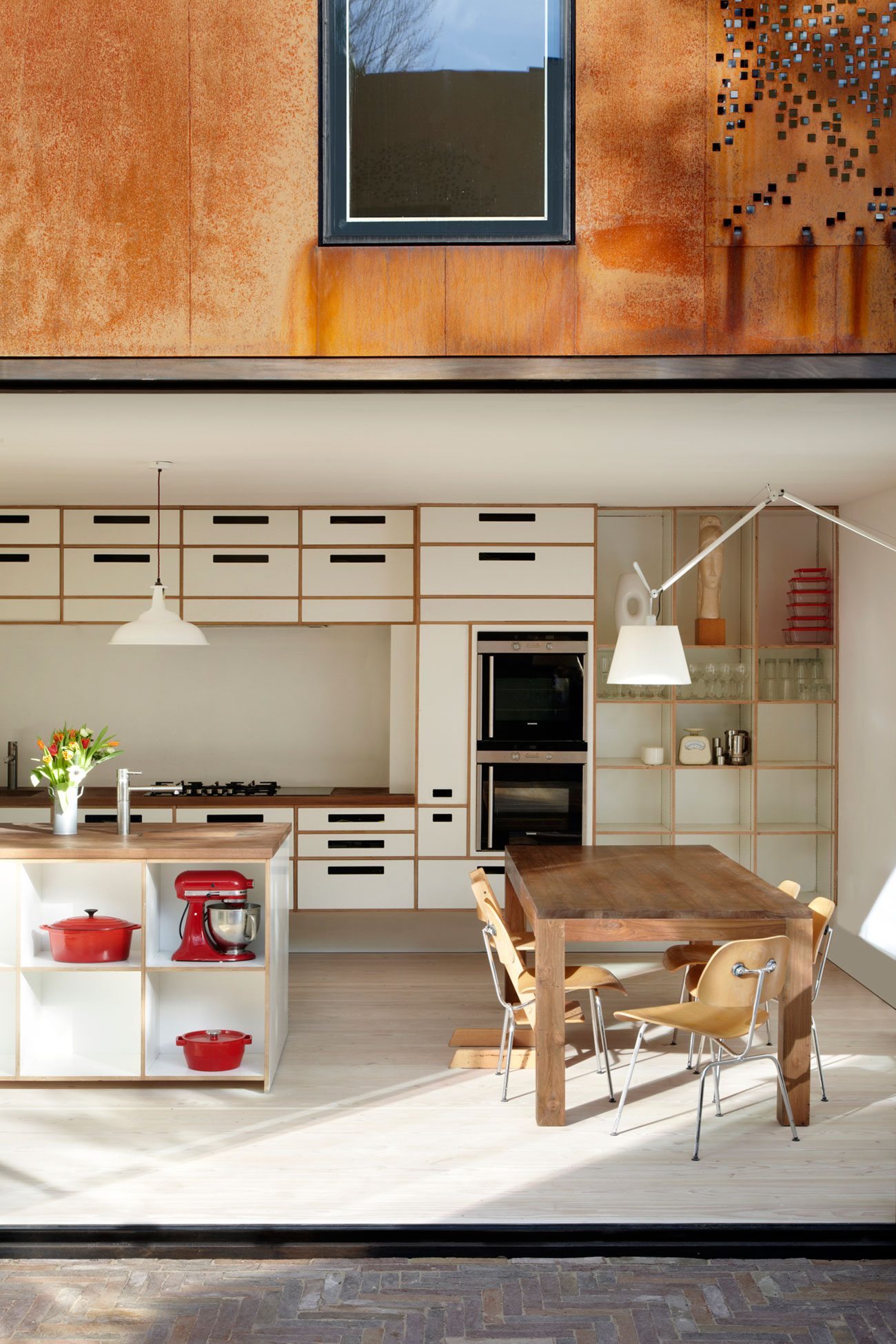 An Elegant Contemporary Home Made of Sculptural Weathering Steel in Kew, England by Piercy&Company (6)