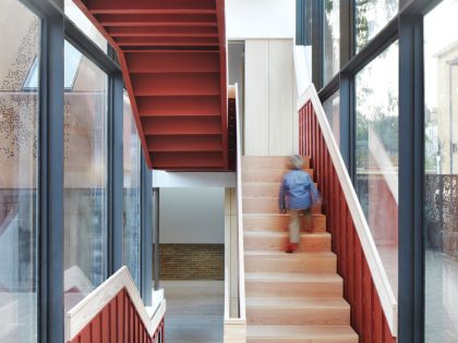 An Elegant Contemporary Home Made of Sculptural Weathering Steel in Kew, England by Piercy&Company (7)