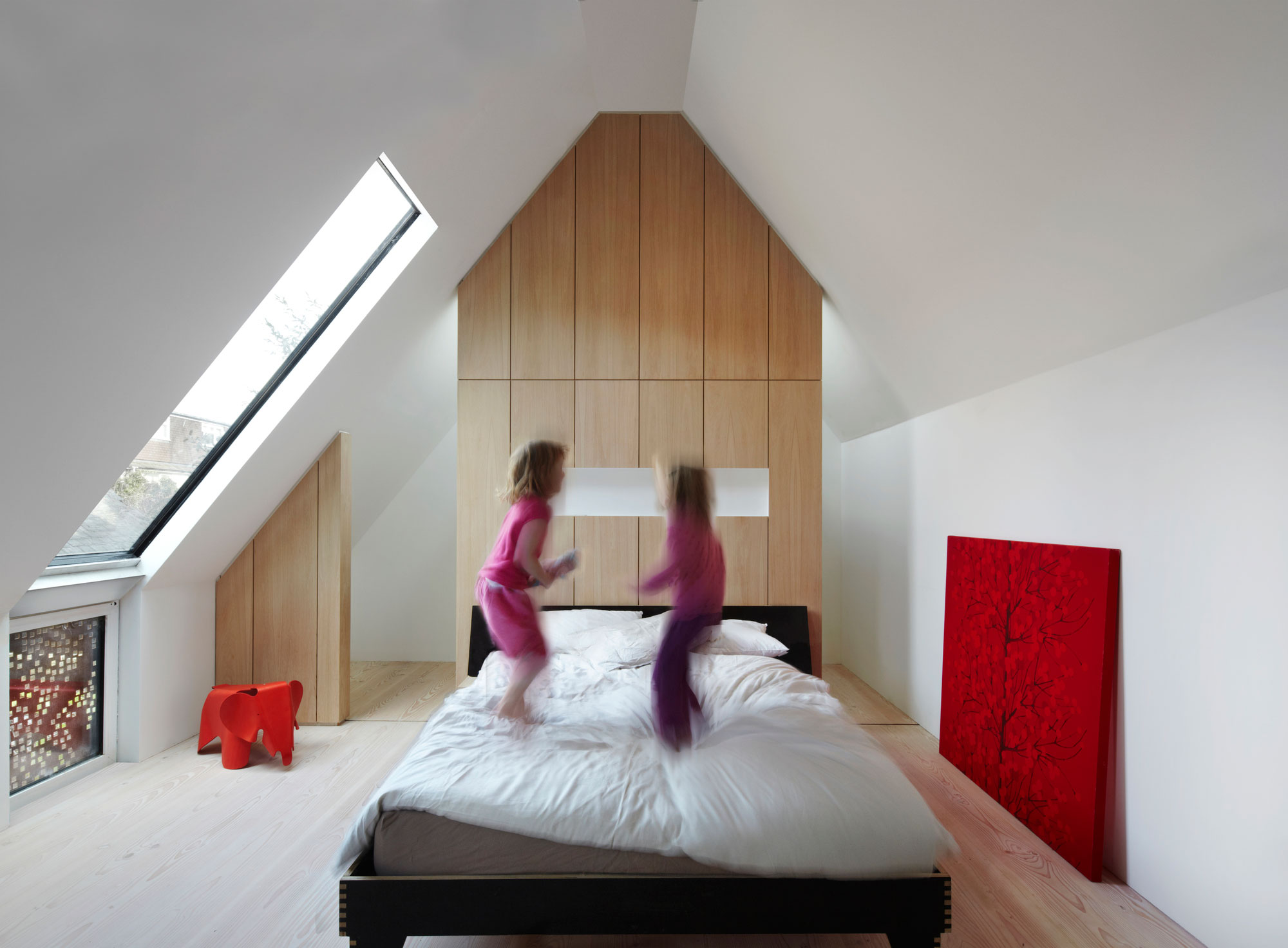 An Elegant Contemporary Home Made of Sculptural Weathering Steel in Kew, England by Piercy&Company (8)