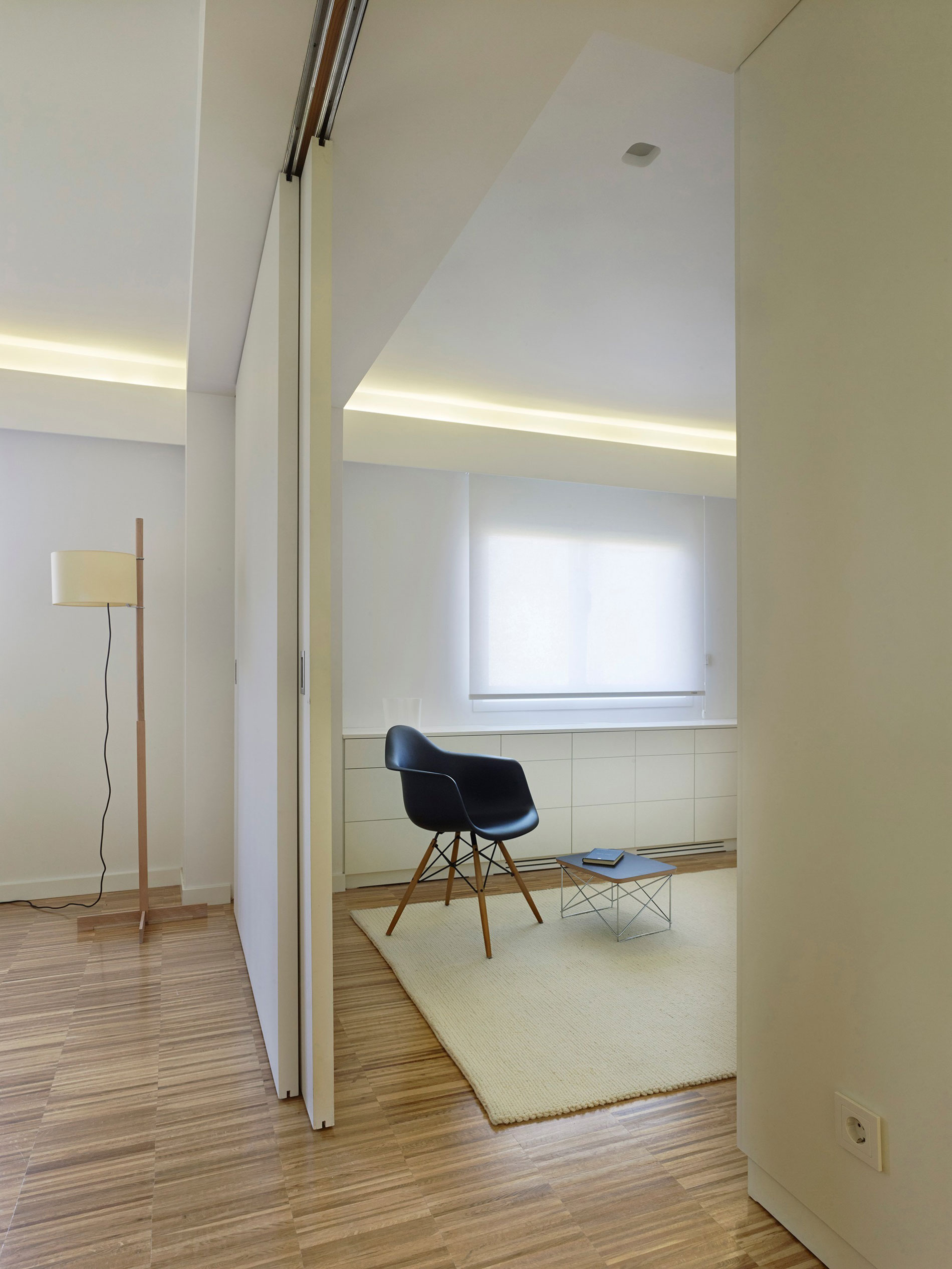 An Elegant Contemporary Home with Lots of White in Vigo, Spain by Castroferro Arquitectos (10)
