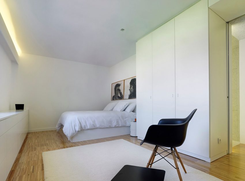 An Elegant Contemporary Home with Lots of White in Vigo, Spain by Castroferro Arquitectos (11)