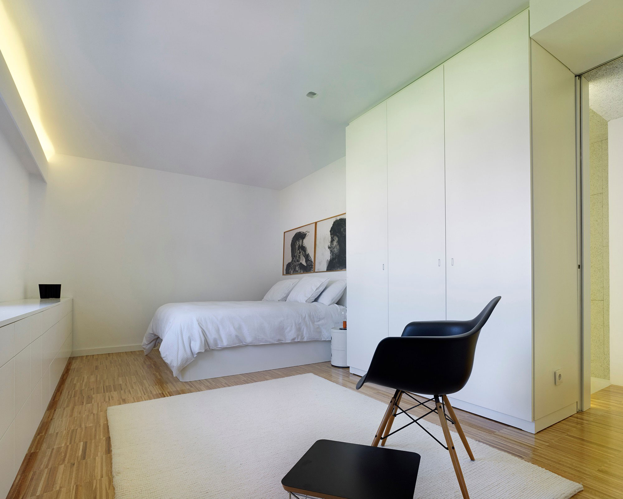 An Elegant Contemporary Home with Lots of White in Vigo, Spain by Castroferro Arquitectos (11)