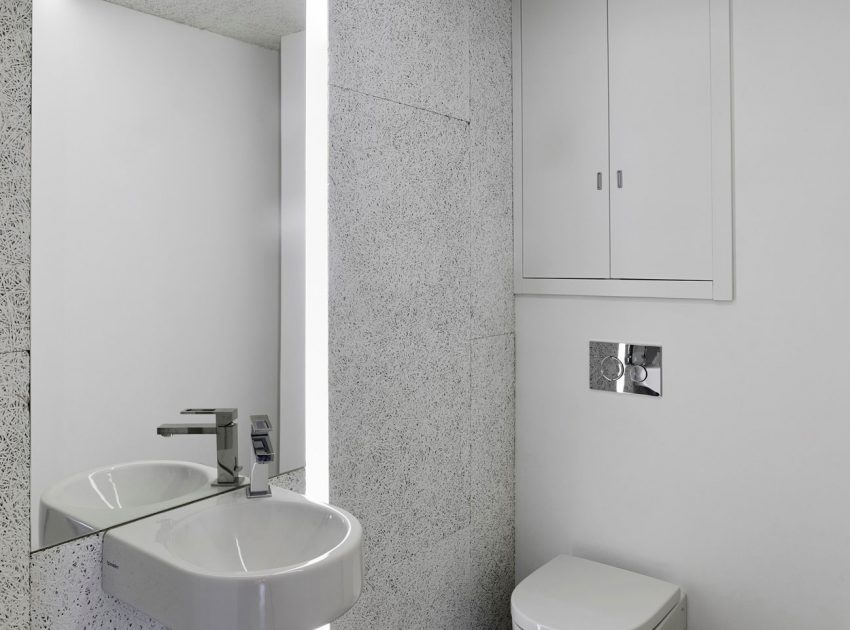 An Elegant Contemporary Home with Lots of White in Vigo, Spain by Castroferro Arquitectos (13)