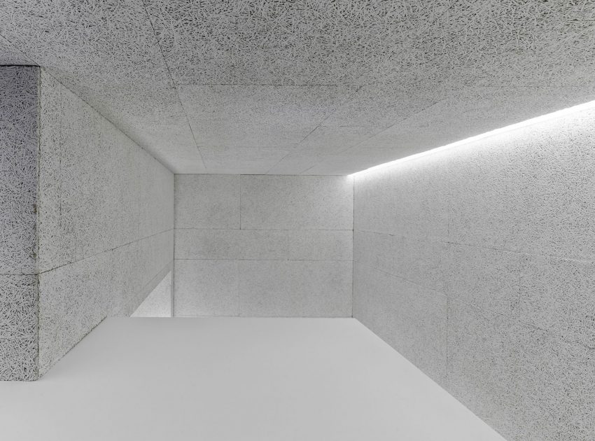 An Elegant Contemporary Home with Lots of White in Vigo, Spain by Castroferro Arquitectos (5)