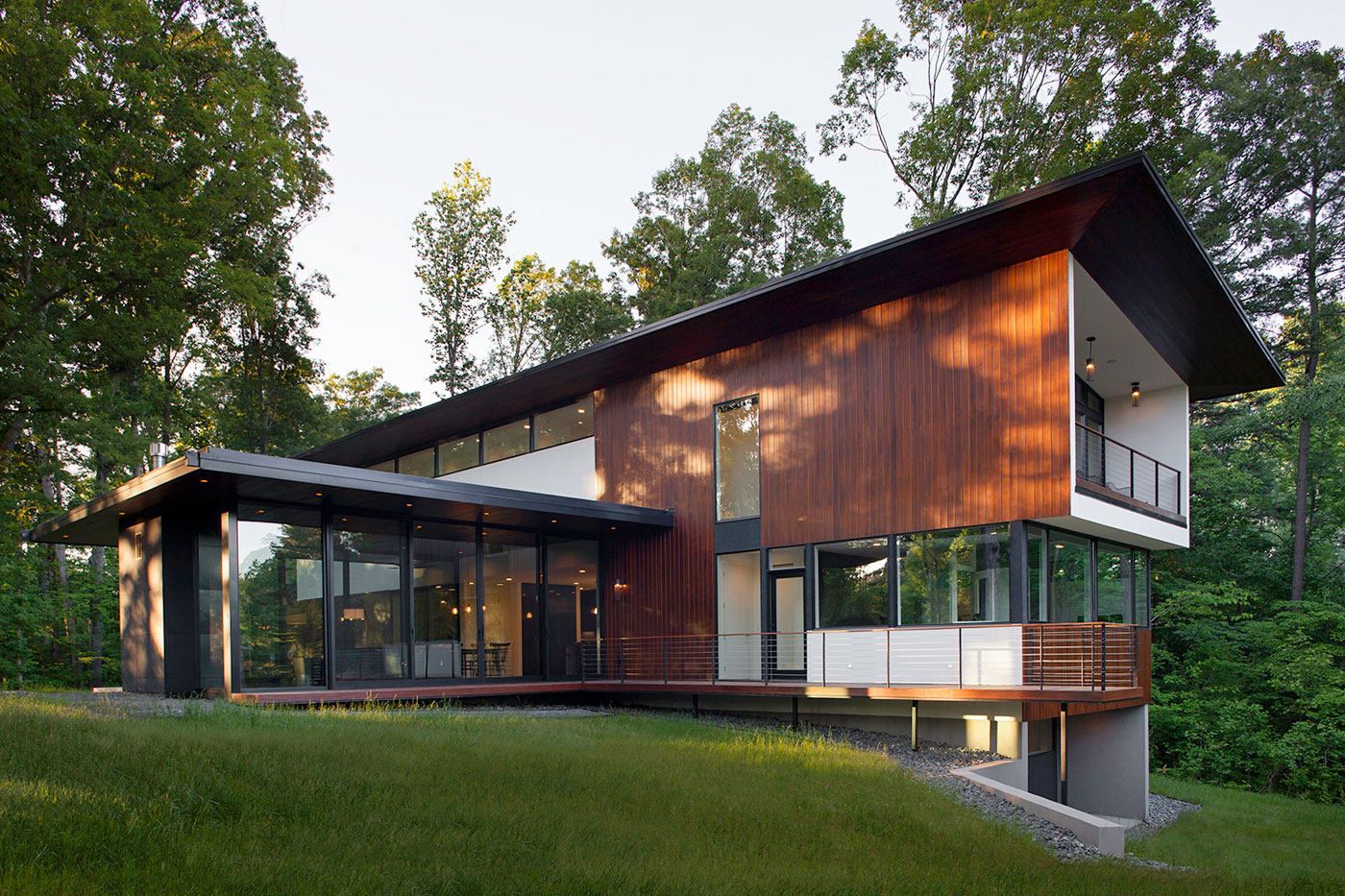 An Elegant Contemporary Home with Minimalist Interiors in Raleigh by In Situ Studio (1)