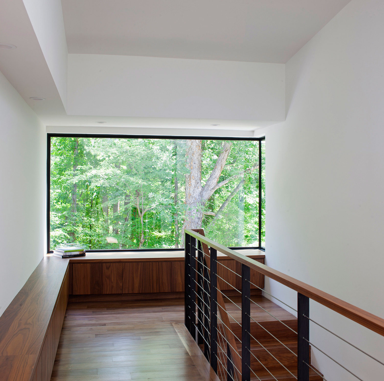 An Elegant Contemporary Home with Minimalist Interiors in Raleigh by In Situ Studio (10)