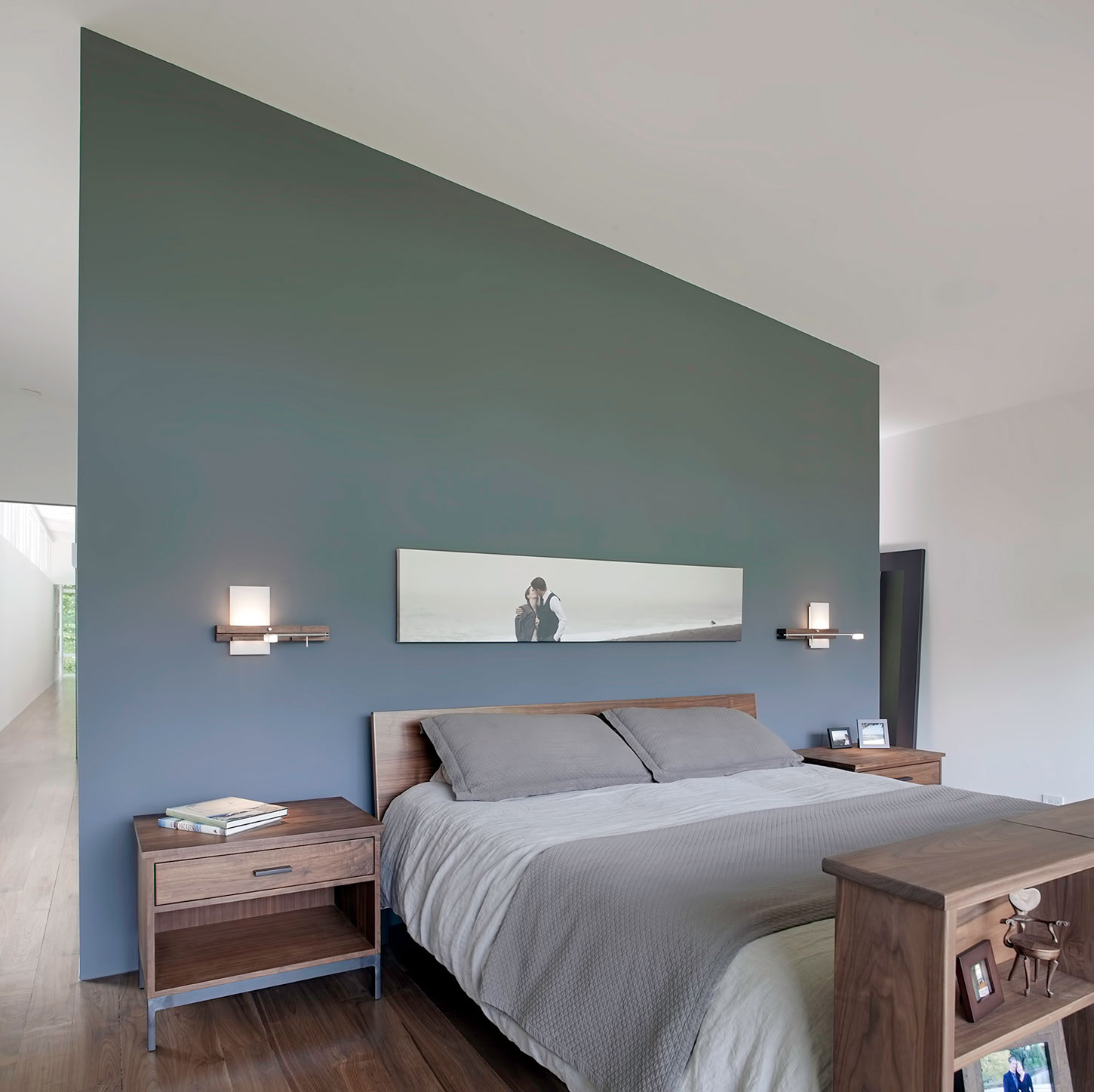An Elegant Contemporary Home with Minimalist Interiors in Raleigh by In Situ Studio (11)