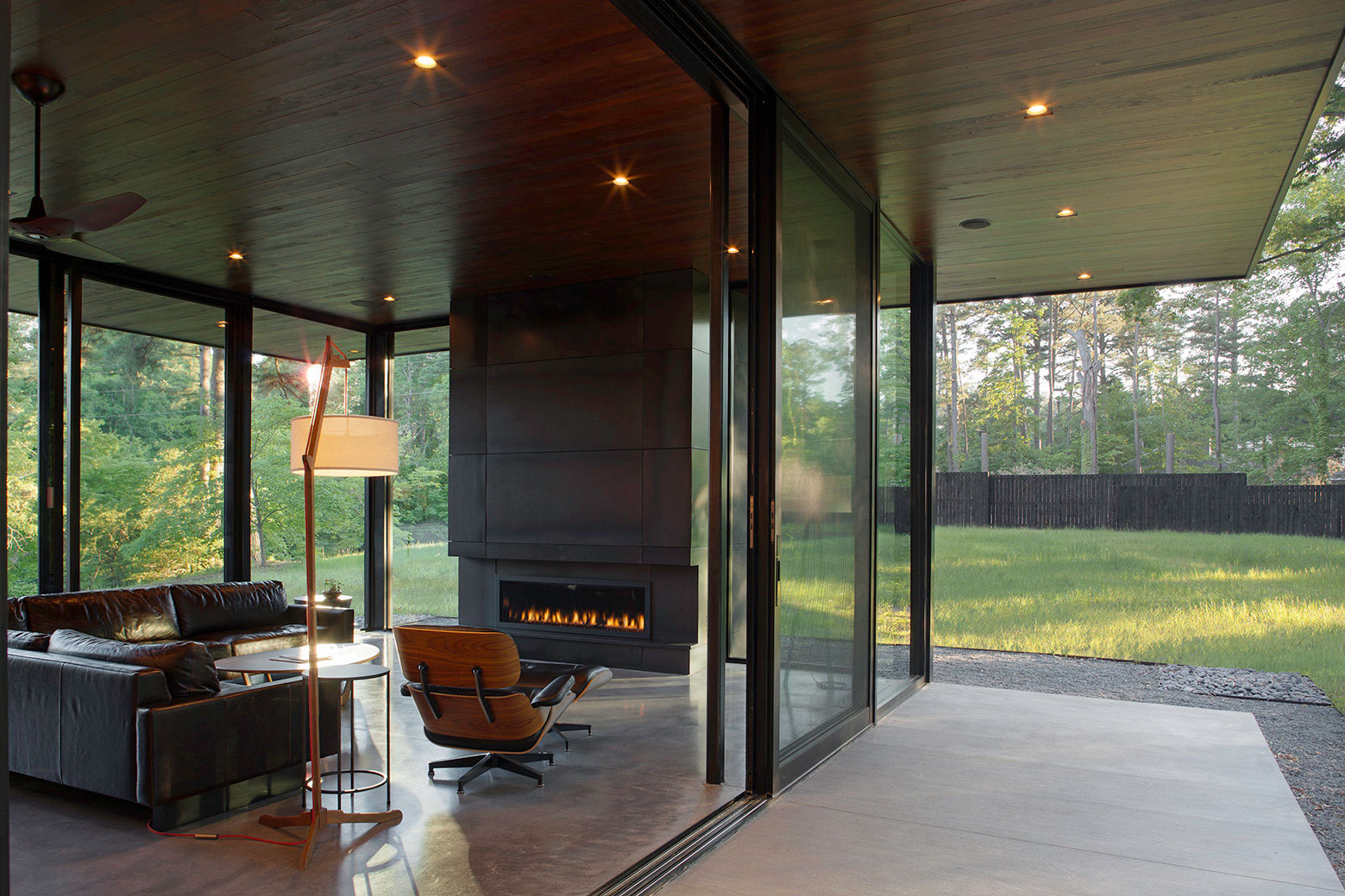 An Elegant Contemporary Home with Minimalist Interiors in Raleigh by In Situ Studio (5)
