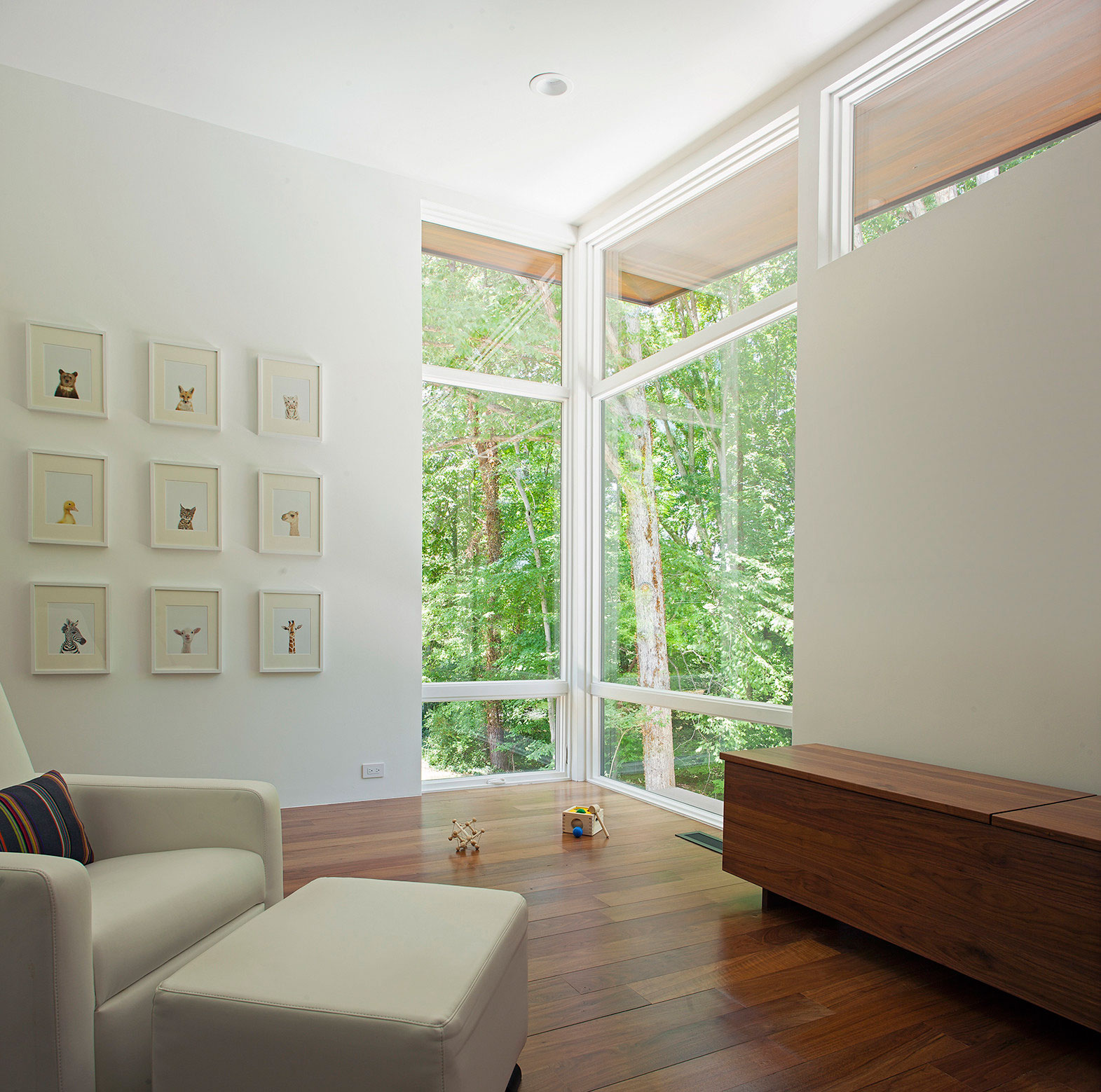 An Elegant Contemporary Home with Minimalist Interiors in Raleigh by In Situ Studio (6)