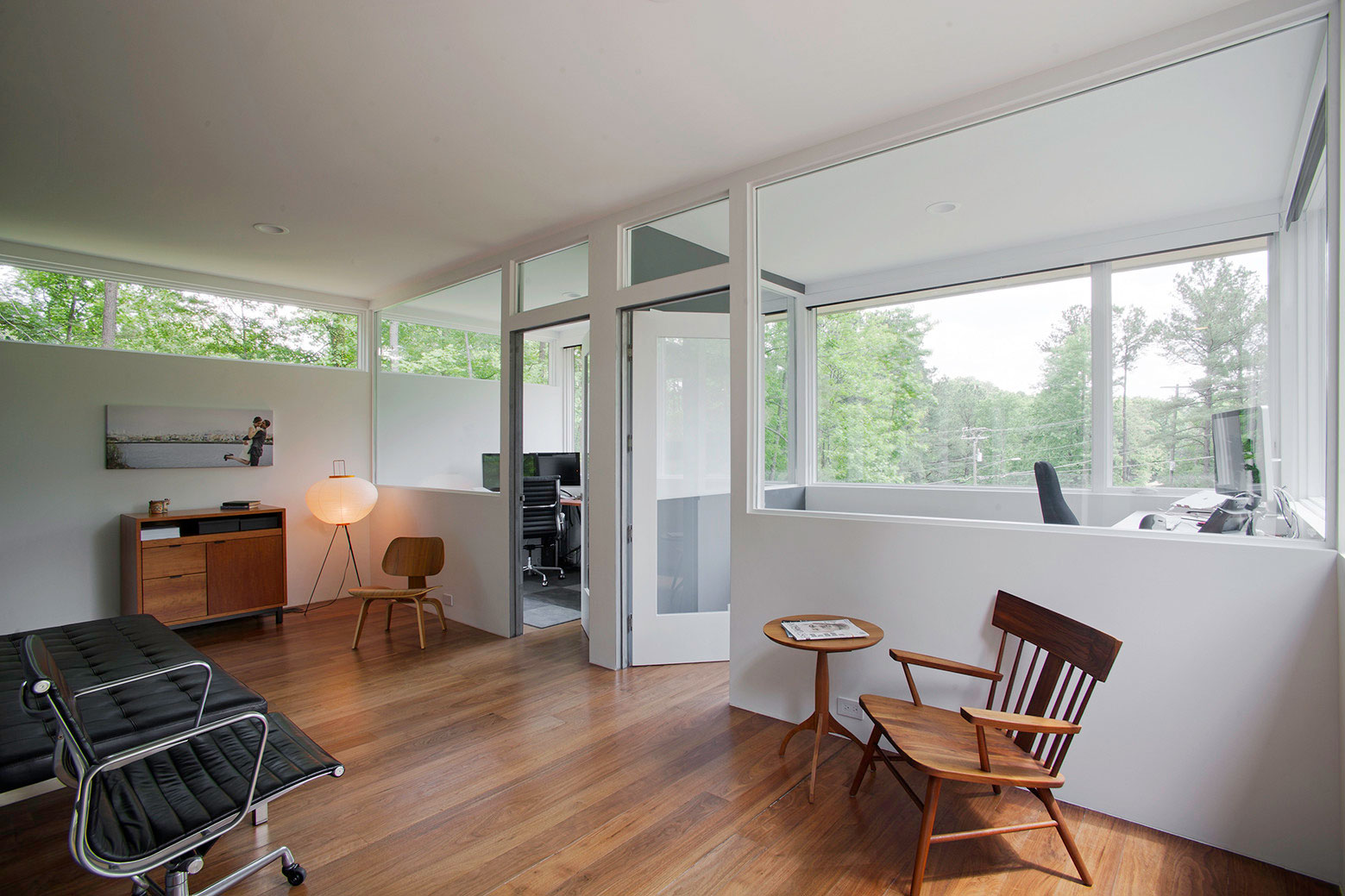 An Elegant Contemporary Home with Minimalist Interiors in Raleigh by In Situ Studio (7)