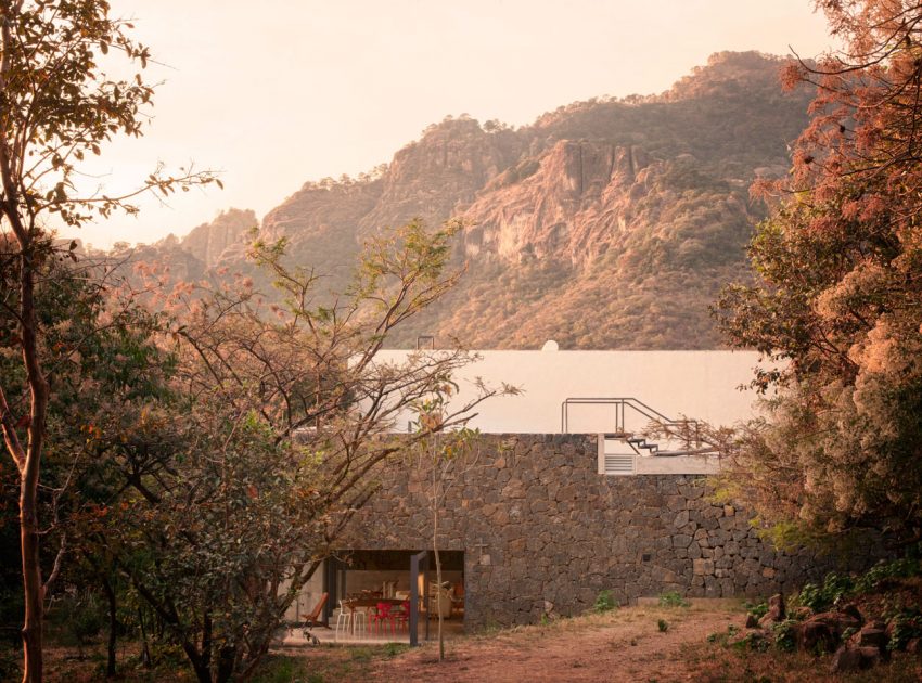 An Elegant Contemporary Home with Pivoting Glass Walls in Tepoztlán, Mexico by EDAA – Estrategias para el Desarrollo de Arquitectura (1)