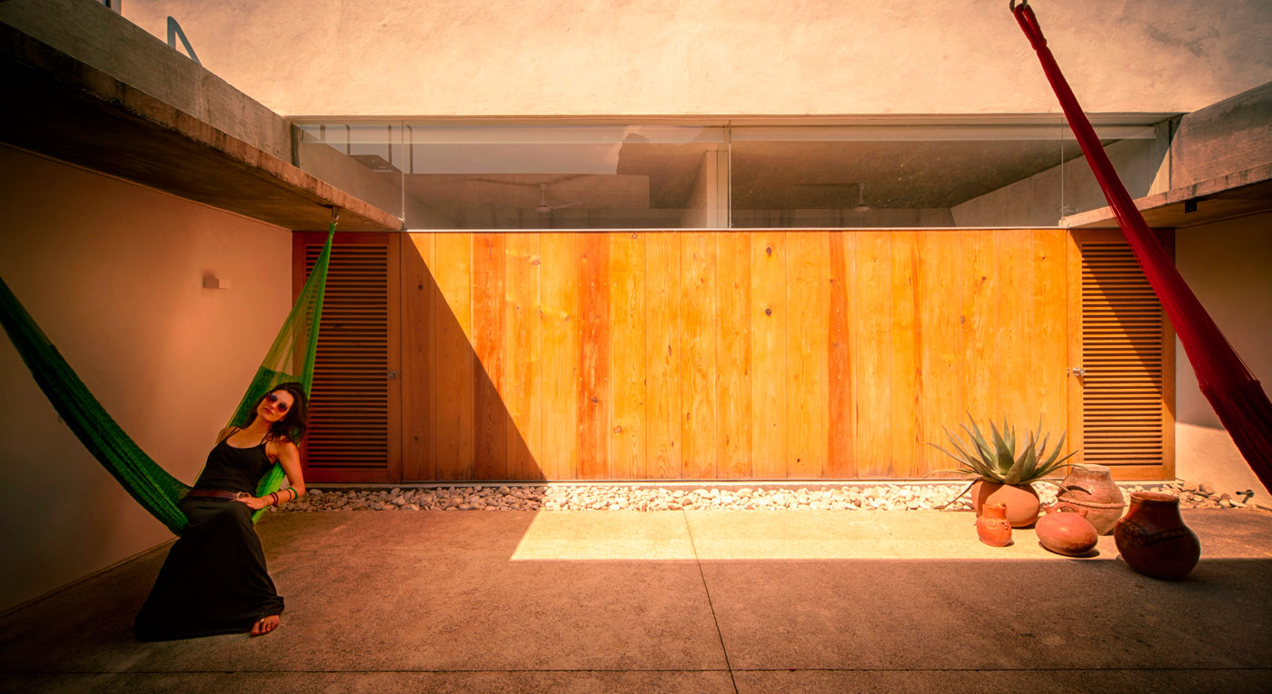 An Elegant Contemporary Home with Pivoting Glass Walls in Tepoztlán, Mexico by EDAA – Estrategias para el Desarrollo de Arquitectura (11)