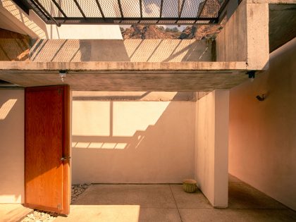 An Elegant Contemporary Home with Pivoting Glass Walls in Tepoztlán, Mexico by EDAA – Estrategias para el Desarrollo de Arquitectura (12)