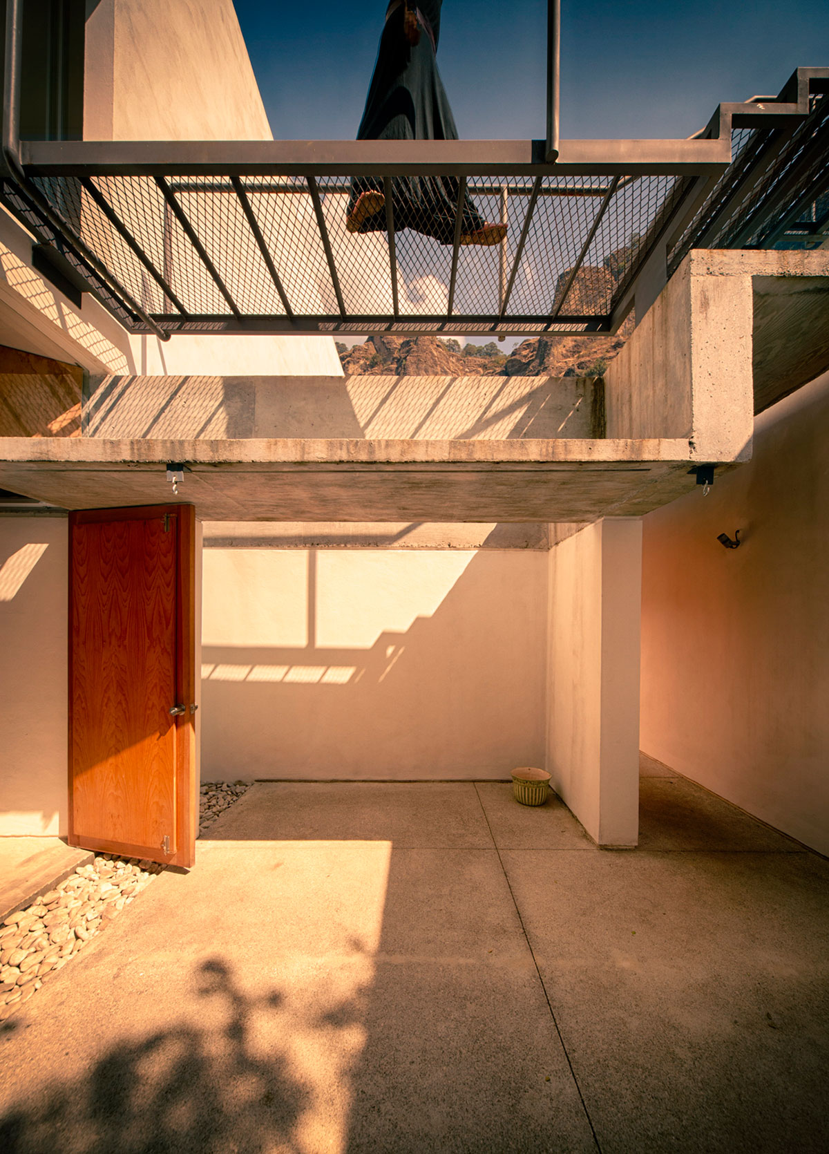 An Elegant Contemporary Home with Pivoting Glass Walls in Tepoztlán, Mexico by EDAA – Estrategias para el Desarrollo de Arquitectura (12)