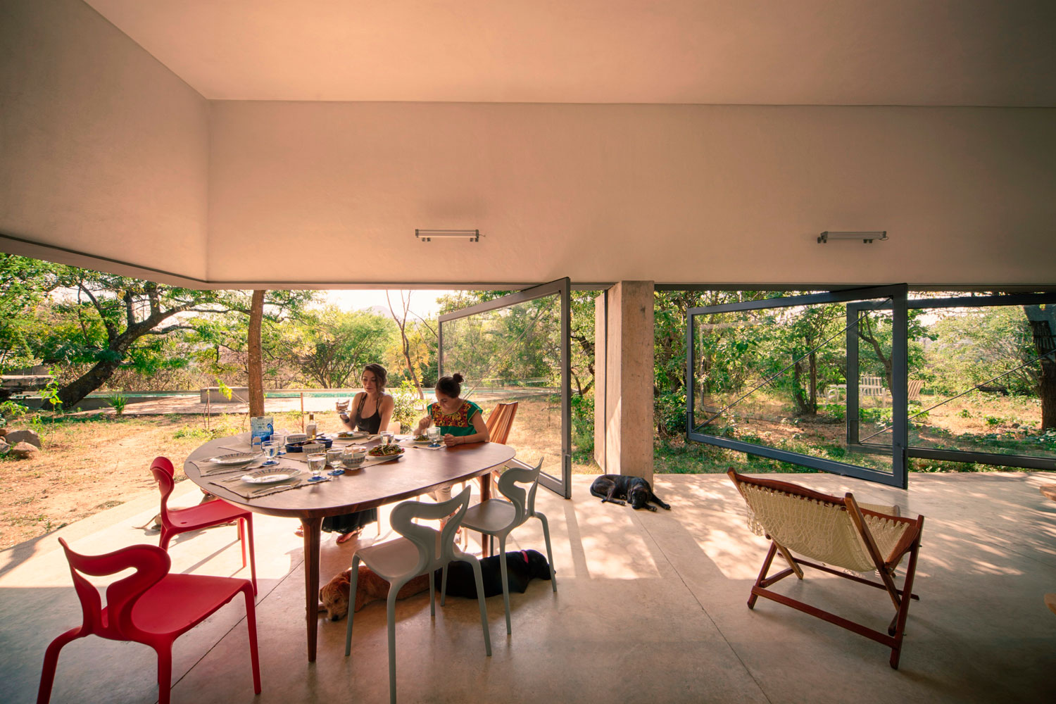 An Elegant Contemporary Home with Pivoting Glass Walls in Tepoztlán, Mexico by EDAA – Estrategias para el Desarrollo de Arquitectura (14)
